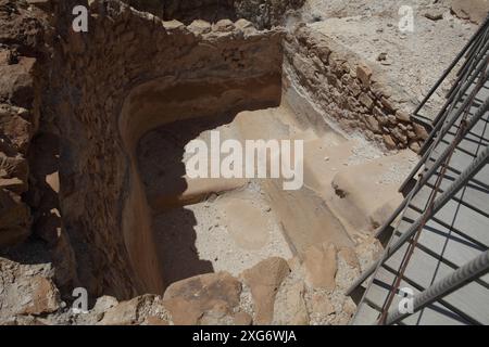 Masada, Mikwe, ein jüdisches Ritualbad oder Reinigungsbad, Ursprung der Taufe, brachten Archäologen Rabbiner mit, die sie vermessen und sagten, was sie seien Stockfoto