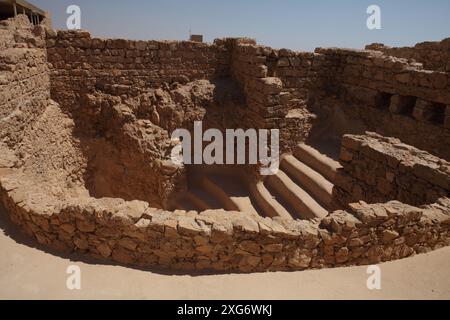 Public Immersion Pool auf Masada, Semi Mikveh oder jüdisches Ritualbad, das von Zealoten oder Rebellen zwischen 66-73 n. Chr. erbaut wurde, wurde der Ort durch ein Erdbeben zerstört Stockfoto