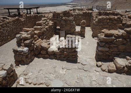 Links, Schreiberzimmer, in dem Schriftrollen vom Toten Meer geschrieben wurden, rechts, Lernhalle, in der die Schriften gelesen wurden, Qumran am Toten Meer, hinten gesehen. Stockfoto