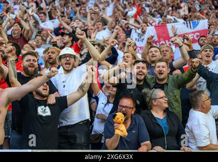 Düsseldorf, Deutschland. Juli 2024,06 Juli 2024 - England gegen Schweiz - UEFA Euro 2024 - Viertelfinale - Düsseldorf. England-Fans feiern den Sieg über die Schweiz. Bild : Mark Pain / Alamy Live News Stockfoto