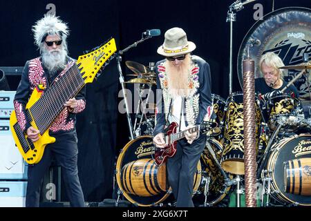 ZZ Top, Konzert in der Zitadelle Spandau, Berlin, 06.07.2024 Elwood Francis Bassist, Billy Gibbons Gitarrist und Frank Beard Schlagzeuger von ZZ Top live auf der Elevation Tour in der Berliner Zitadelle Spandau am 06.07.2024. Berlin Zitadelle Spandau Berlin Deutschland *** ZZ Top, Konzert in der Zitadelle Spandau, Berlin, 06 07 2024 Elwood Francis Bassist, Billy Gibbons Gitarrist und Frank Beard Drummer von ZZ Top live auf der Elevation Tour in Berlin Zitadelle Spandau am 06 07 2024 Berlin Zitadelle Spandau Berlin Deutschland Copyright: XDirkxPagelsx Stockfoto