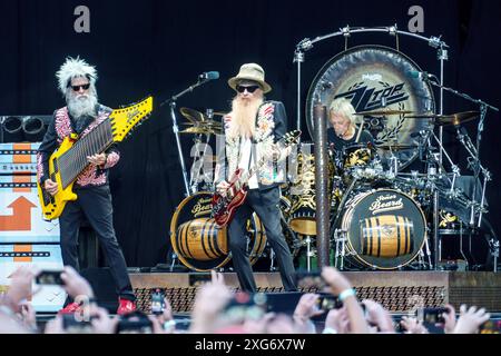 ZZ Top, Konzert in der Zitadelle Spandau, Berlin, 06.07.2024 Elwood Francis Bassist, Billy Gibbons Gitarrist und Frank Beard Schlagzeuger von ZZ Top live auf der Elevation Tour in der Berliner Zitadelle Spandau am 06.07.2024. Berlin Zitadelle Spandau Berlin Deutschland *** ZZ Top, Konzert in der Zitadelle Spandau, Berlin, 06 07 2024 Elwood Francis Bassist, Billy Gibbons Gitarrist und Frank Beard Drummer von ZZ Top live auf der Elevation Tour in Berlin Zitadelle Spandau am 06 07 2024 Berlin Zitadelle Spandau Berlin Deutschland Copyright: XDirkxPagelsx Stockfoto