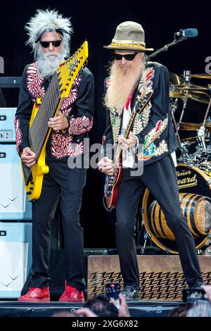 ZZ Top, Konzert in der Zitadelle Spandau, Berlin, 06.07.2024 Elwood Francis Bassist und Billy Gibbons Gitarrist von ZZ Top live auf The Elevation Tour in der Berliner Zitadelle Spandau am 06.07.2024. Berlin Zitadelle Spandau Berlin Deutschland *** ZZ Top, Konzert in der Zitadelle Spandau, Berlin, 06 07 2024 Elwood Francis Bassist und Billy Gibbons Gitarrist von ZZ Top live auf der Elevation Tour in der Zitadelle Spandau Berlin am 06 07 2024 Berlin Zitadelle Spandau Berlin Deutschland Copyright: XDirkxPagelsx Stockfoto