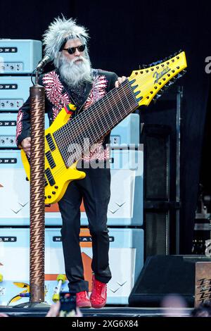 ZZ Top, Konzert in der Zitadelle Spandau, Berlin, 06.07.2024 Elwood Francis, Bassist von ZZ Top live auf der Höhentour in der Berliner Zitadelle Spandau am 06.07.2024. Berlin Zitadelle Spandau Berlin Deutschland *** ZZ Top, Konzert in der Zitadelle Spandau, Berlin, 06 07 2024 Elwood Francis, Bassist von ZZ Top live auf der Elevation Tour in der Zitadelle Spandau Berlin am 06 07 2024 Berlin Zitadelle Spandau Berlin Deutschland Copyright: XDirkxPagelsx Stockfoto