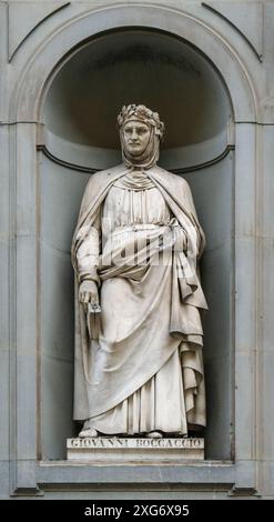 FLORENZ, ITALIEN, 30. Mai 2023: Statue von Giovanni Boccaccio in den Nischen der Kolonnade der Uffizien, Florenz, Italien. Stockfoto