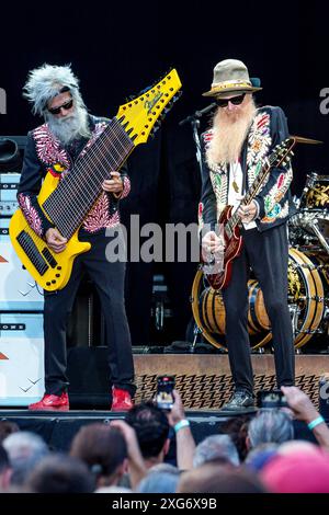 ZZ Top, Konzert in der Zitadelle Spandau, Berlin, 06.07.2024 Elwood Francis Bassist, Billy Gibbons Gitarrist und Frank Beard Schlagzeuger von ZZ Top live auf der Elevation Tour in der Berliner Zitadelle Spandau am 06.07.2024. Berlin Zitadelle Spandau Berlin Deutschland *** ZZ Top, Konzert in der Zitadelle Spandau, Berlin, 06 07 2024 Elwood Francis Bassist, Billy Gibbons Gitarrist und Frank Beard Drummer von ZZ Top live auf der Elevation Tour in Berlin Zitadelle Spandau am 06 07 2024 Berlin Zitadelle Spandau Berlin Deutschland Copyright: XDirkxPagelsx Stockfoto