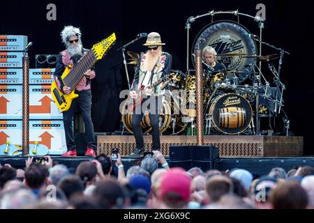 ZZ Top, Konzert in der Zitadelle Spandau, Berlin, 06.07.2024 Elwood Francis Bassist, Billy Gibbons Gitarrist und Frank Beard Schlagzeuger von ZZ Top live auf der Elevation Tour in der Berliner Zitadelle Spandau am 06.07.2024. Berlin Zitadelle Spandau Berlin Deutschland *** ZZ Top, Konzert in der Zitadelle Spandau, Berlin, 06 07 2024 Elwood Francis Bassist, Billy Gibbons Gitarrist und Frank Beard Drummer von ZZ Top live auf der Elevation Tour in Berlin Zitadelle Spandau am 06 07 2024 Berlin Zitadelle Spandau Berlin Deutschland Copyright: XDirkxPagelsx Stockfoto