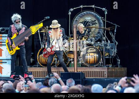 ZZ Top, Konzert in der Zitadelle Spandau, Berlin, 06.07.2024 Elwood Francis Bassist, Billy Gibbons Gitarrist und Frank Beard Schlagzeuger von ZZ Top live auf der Elevation Tour in der Berliner Zitadelle Spandau am 06.07.2024. Berlin Zitadelle Spandau Berlin Deutschland *** ZZ Top, Konzert in der Zitadelle Spandau, Berlin, 06 07 2024 Elwood Francis Bassist, Billy Gibbons Gitarrist und Frank Beard Drummer von ZZ Top live auf der Elevation Tour in Berlin Zitadelle Spandau am 06 07 2024 Berlin Zitadelle Spandau Berlin Deutschland Copyright: XDirkxPagelsx Stockfoto