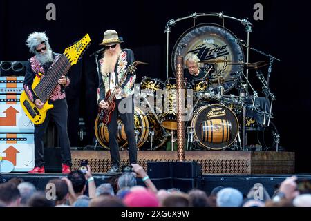 ZZ Top, Konzert in der Zitadelle Spandau, Berlin, 06.07.2024 Elwood Francis Bassist, Billy Gibbons Gitarrist und Frank Beard Schlagzeuger von ZZ Top live auf der Elevation Tour in der Berliner Zitadelle Spandau am 06.07.2024. Berlin Zitadelle Spandau Berlin Deutschland *** ZZ Top, Konzert in der Zitadelle Spandau, Berlin, 06 07 2024 Elwood Francis Bassist, Billy Gibbons Gitarrist und Frank Beard Drummer von ZZ Top live auf der Elevation Tour in Berlin Zitadelle Spandau am 06 07 2024 Berlin Zitadelle Spandau Berlin Deutschland Copyright: XDirkxPagelsx Stockfoto