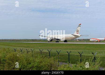 Boeing 787 Dreamliner, betrieben von Etihad, bereitet sich auf den Start ab Abu Dhabi vom Flughafen Manchester vor Stockfoto