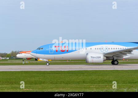 TUI Airways Boeing 737 am Flughafen Manchester Stockfoto