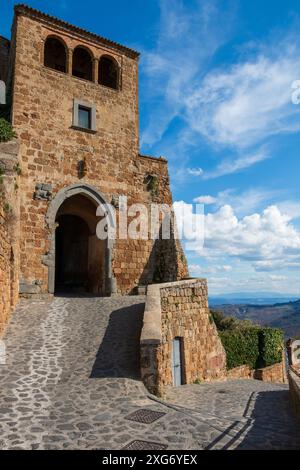 Die Eingangstür zum mittelalterlichen Dorf Civita di Bagnoregio Stockfoto