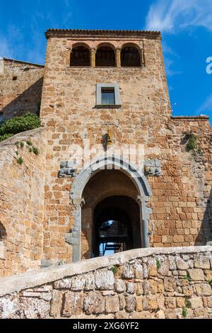 Die Eingangstür zum mittelalterlichen Dorf Civita di Bagnoregio Stockfoto