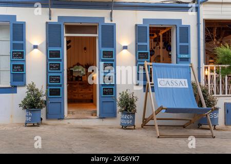 Colonia de Sant Jordi, Spanien; 13. juni 2024: Hauptfassade des berühmten Cassai Beach Club in der mallorquinischen Stadt Colonia de Sant Jordi bei Sonnenuntergang Stockfoto