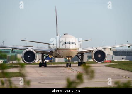 Boeing 787 Dreamliner, betrieben von Etihad, bereitet sich auf den Start ab Abu Dhabi vom Flughafen Manchester vor Stockfoto