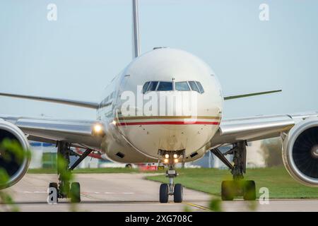 Boeing 787 Dreamliner, betrieben von Etihad, bereitet sich auf den Start ab Abu Dhabi vom Flughafen Manchester vor Stockfoto