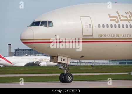 Boeing 787 Dreamliner, betrieben von Etihad, bereitet sich auf den Start ab Abu Dhabi vom Flughafen Manchester vor Stockfoto