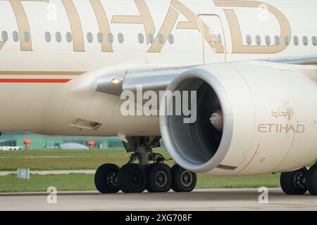 Boeing 787 Dreamliner, betrieben von Etihad, bereitet sich auf den Start ab Abu Dhabi vom Flughafen Manchester vor Stockfoto