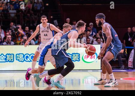 Luka Doncic (R) aus Slowenien und Thomas Walkup (L) aus Griechenland im Halbfinalspiel des Olympischen Qualifikationsturniers zwischen Griechenland und Slowenien im Stadion der Friedens- und Freundschaft. Endergebnis: Griechenland 96-68 Slowenien. (Foto: Nicholas Müller / SOPA Images/SIPA USA) Stockfoto