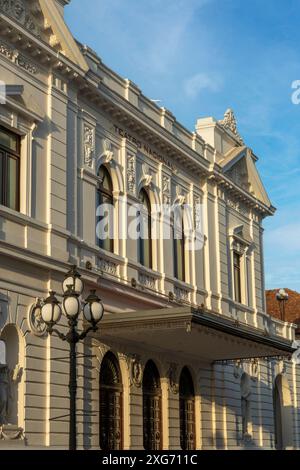 Das Nationaltheater von Panama befindet sich in der Altstadt von Panama, neben der Kirche von San Francisco und der Plaza Bolívar, Panama Stadt, Panama Stockfoto