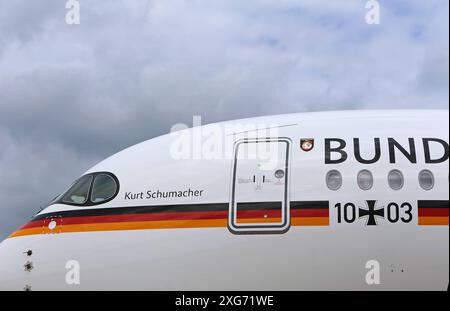 Ein Regierungsflugzeug der Flugbereitschaft der deutschen Luftwaffe vom Typ Airbus A350 A350-941 mit der Kennung 1003 Kurt Schumacher auf dem Flughafen Berlin-Brandenburg BER. Ein Regierungsflugzeug der Flugbereitschaft der deutschen Luftwaffe vom Typ Airbus A350 A350-941 mit der Kennung 1003 Kurt Schumacher auf dem Flughafen Berlin-Brandenburg BER. Berlin Berlin Deutschland *** ein Airbus A350 A350 941 Regierungsflugzeug der Deutschen Luftwaffe mit der Registrierung 10 03 Kurt Schumacher am Flughafen Berlin Brandenburg BER an Airbus A350 A350 941 Regierungsflugzeug der Deutschen Luftwaffe Stockfoto