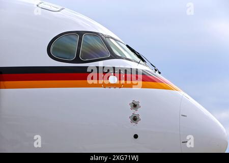 Ein Regierungsflugzeug der Flugbereitschaft der deutschen Luftwaffe vom Typ Airbus A350 A350-941 mit der Kennung 1003 auf dem Flughafen Berlin-Brandenburg BER. Ein Regierungsflugzeug der Flugbereitschaft der deutschen Luftwaffe vom Typ Airbus A350 A350-941 mit der Kennung 1003 auf dem Flughafen Berlin-Brandenburg BER. Berlin Berlin Deutschland *** ein Airbus A350 A350 941 Regierungsflugzeug der Deutschen Luftwaffe mit der Registrierung 10 03 am Flughafen Berlin Brandenburg BER ein Airbus A350 A350 941 Regierungsflugzeug der Deutschen Luftwaffe mit der Registrierung 10 03 am Flughafen BER Stockfoto