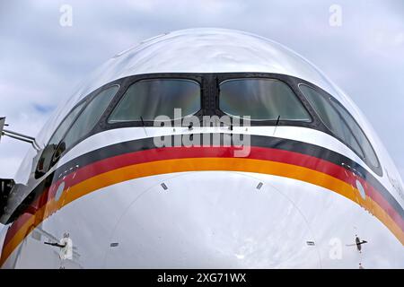 Ein Regierungsflugzeug der Flugbereitschaft der deutschen Luftwaffe vom Typ Airbus A350 A350-941 mit der Kennung 1003 auf dem Flughafen Berlin-Brandenburg BER. Von vorne. Ein Regierungsflugzeug der Flugbereitschaft der deutschen Luftwaffe vom Typ Airbus A350 A350-941 mit der Kennung 1003 auf dem Flughafen Berlin-Brandenburg BER. Von vorne. Berlin Berlin Deutschland *** ein Airbus A350 A350 941 Regierungsflugzeug der Deutschen Luftwaffe mit der Registrierung 10 03 am Flughafen Berlin Brandenburg BER von vorne ein Airbus A350 A350 941 Regierungsflugzeug der Deutschen Luftwaffe Stockfoto