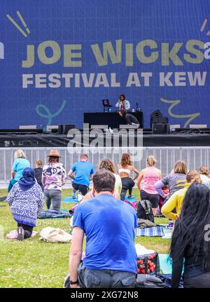 Kew Gardens, Richmond-upon-Thames, Großbritannien. Juli 2024. Joseph Wicks, auch bekannt als Body Coach, britischer Fitnesstrainer, Fernsehmoderator, Persönlichkeit der sozialen Medien und Autor, der sein erstes Festival in den Kew Gardens in London veranstaltet. Das Joe Wicks Festival at bringt eine Vielzahl beliebter Fitness- und Wellness-Experten zusammen, um einen ultimativen Wohlfühltag zu erleben. Paul Quezada-Neiman/Alamy Live News Credit: Paul Quezada-Neiman/Alamy Live News Stockfoto