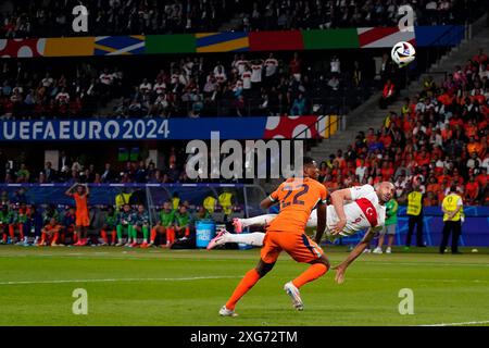 Cenk Tosun aus Turkiye und Denzel Dumfries aus den Niederlanden Credit: PRESSINPHOTO SPORTS AGENCY/Alamy Live News Stockfoto