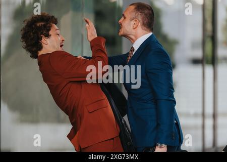 Zwei wütende Geschäftsmänner streiten sich in einer städtischen Umgebung Stockfoto