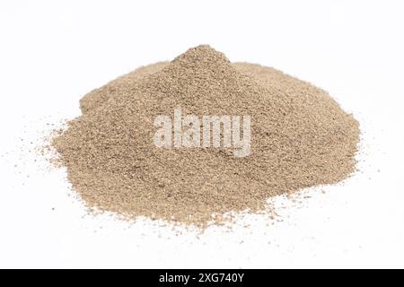 Verschüttetes gemahlenes Gewürz mit schwarzem Pfeffer auf weißem Hintergrund. Stockfoto
