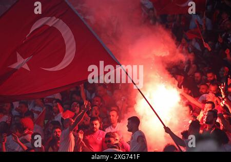 Berlin, Deutschland. Juli 2024. Türkische Fans verbrennen im Viertelfinale der UEFA EURO 2024 Niederlande gegen die Türkei im Olympiastadion in Berlin. Quelle: Oleksandr Prykhodko/Alamy Live News Stockfoto