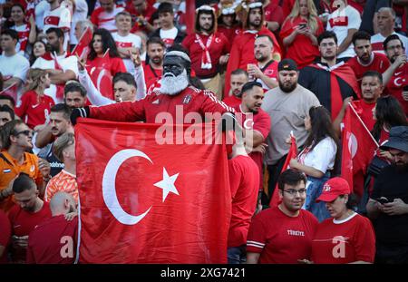 Berlin, Deutschland. Juli 2024. Türkische Fans zeigen ihre Unterstützung im Viertelfinale der UEFA EURO 2024 Niederlande gegen die Türkei im Olympiastadion in Berlin. Quelle: Oleksandr Prykhodko/Alamy Live News Stockfoto