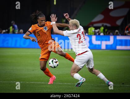 Berlin, Deutschland. Juli 2024. Nathan Ake aus den Niederlanden (L, #5) kämpft im Viertelfinalspiel der UEFA EURO 2024 im Berliner Olympiastadion um einen Ball mit Baris Alper Yilmaz (Platz 21) aus der Türkei. Quelle: Oleksandr Prykhodko/Alamy Live News Stockfoto