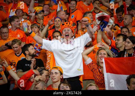 Berlin, Deutschland. Juli 2024. Die niederländischen Fans zeigen ihre Unterstützung im Viertelfinale der UEFA EURO 2024 Niederlande gegen die Türkei im Olympiastadion in Berlin. Quelle: Oleksandr Prykhodko/Alamy Live News Stockfoto