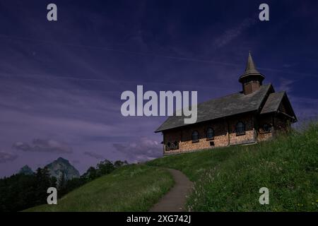 Landschaftsansicht der Stoos-Kapelle, mit dem Mythen-Berg im Hintergrund, aufgenommen in Stoos, Schwyz, Schweiz Stockfoto