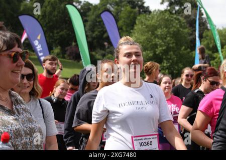 Colchester, Großbritannien. Juli 2024. Rennen um das Leben, das Colchester 5 km, das im Lower Castle Park der Stadt ausgetragen wird. Das Rennen richtet sich an Menschen jeden Alters, jeden Hintergrunds und jeden Fitnessniveaus und sammelt Gelder für Cancer Research UK. Quelle: Eastern Views/Alamy Live News Stockfoto