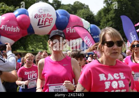 Colchester, Großbritannien. Juli 2024. Rennen um das Leben, das Colchester 5 km, das im Lower Castle Park der Stadt ausgetragen wird. Das Rennen richtet sich an Menschen jeden Alters, jeden Hintergrunds und jeden Fitnessniveaus und sammelt Gelder für Cancer Research UK. Quelle: Eastern Views/Alamy Live News Stockfoto