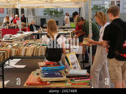 Krakau. Krakau. Polen. Ein Buchhändler steht auf einem der Plätze der Altstadt. Stockfoto