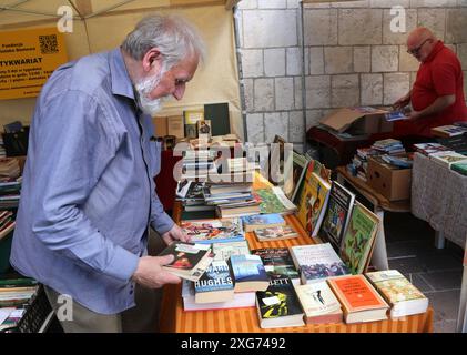 Krakau. Krakau. Polen. Ein Buchhändler steht auf einem der Plätze der Altstadt. Stockfoto