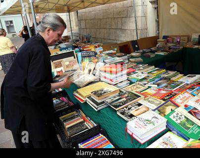 Krakau. Krakau. Polen. Ein Buchhändler steht auf einem der Plätze der Altstadt. Stockfoto