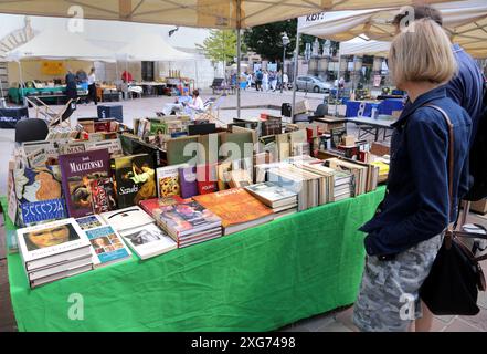 Krakau. Krakau. Polen. Ein Buchhändler steht auf einem der Plätze der Altstadt. Stockfoto