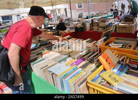 Krakau. Krakau. Polen. Ein Buchhändler steht auf einem der Plätze der Altstadt. Stockfoto