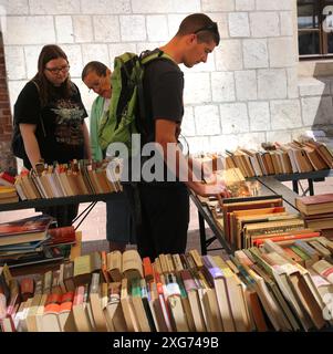 Krakau. Krakau. Polen. Ein Buchhändler steht auf einem der Plätze der Altstadt. Stockfoto