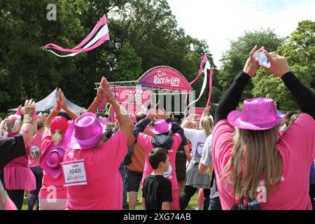 Colchester, Großbritannien. Juli 2024. Rennen um das Leben, das Colchester 5 km, das im Lower Castle Park der Stadt ausgetragen wird. Das Rennen richtet sich an Menschen jeden Alters, jeden Hintergrunds und jeden Fitnessniveaus und sammelt Gelder für Cancer Research UK. Quelle: Eastern Views/Alamy Live News Stockfoto