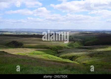 Blick über das Haworth Moor, Richtung Haworth, von Top Withins, West Yorkshire aus gesehen Stockfoto