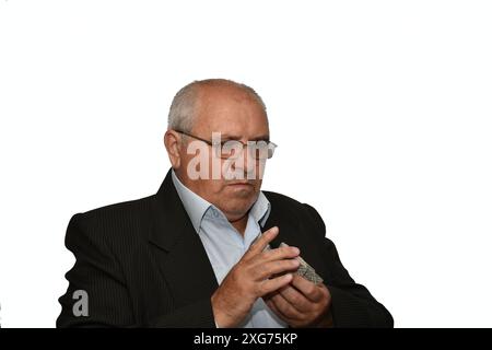 Porträt eines älteren Mannes, der ein Kartenspiel in der Hand hält. Stockfoto