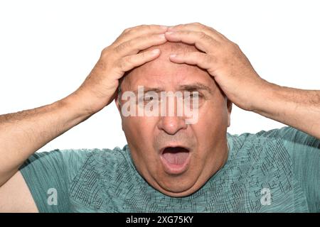 Porträt eines älteren Mannes, der schreit, während er seinen Kopf in den Händen hält. Stockfoto