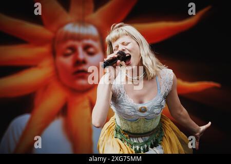 Roskilde, Dänemark. Juli 2024. Die norwegische Sängerin und Songwriterin Aurora gibt ein Live-Konzert während des dänischen Musikfestivals Roskilde Festival 2024 in Roskilde. Stockfoto