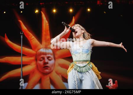 Roskilde, Dänemark. Juli 2024. Die norwegische Sängerin und Songwriterin Aurora gibt ein Live-Konzert während des dänischen Musikfestivals Roskilde Festival 2024 in Roskilde. Stockfoto